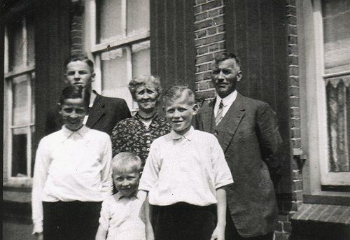 Oldenhave Kramp met de zonen dochter ontbreekt ca. 1940